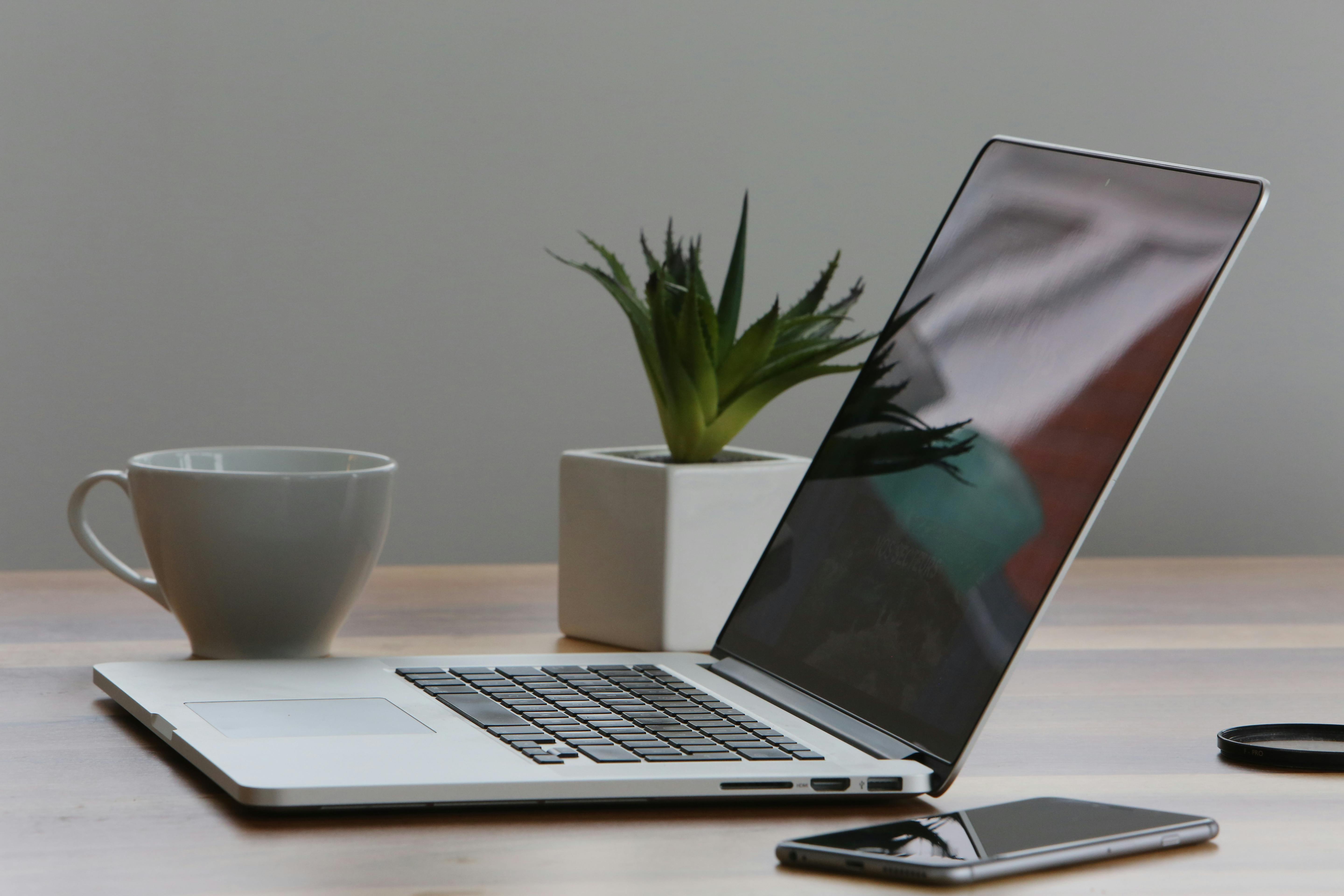 Foto: Silver Laptop and White Cup on Table · Free Stock Photo